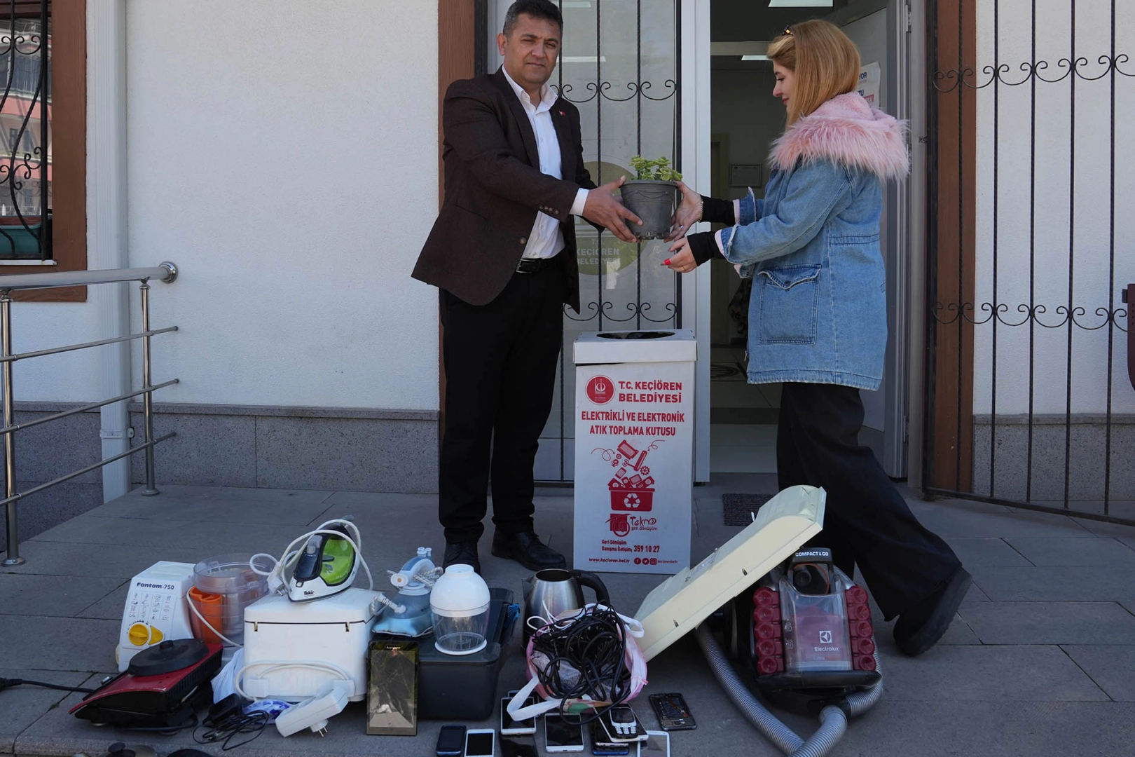 Keçiören'de elektronik atık toplama kampanyasına katılan vatandaşlar ve toplanan atıklar