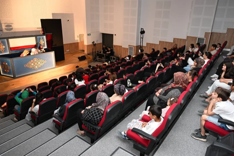Mersin'de sahnelenen 'Hayal Dünyası' kukla oyunu çocuklara keyifli anlar yaşattı.