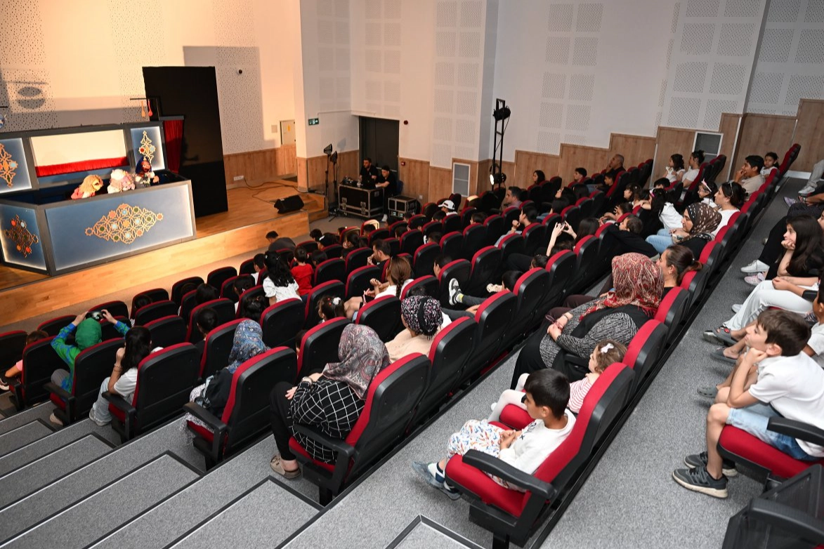 Mersin'de sahnelenen 'Hayal Dünyası' kukla oyunu çocuklara keyifli anlar yaşattı.