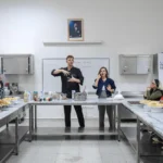İzmir'de Engelliler Haftası kapsamında düzenlenen tatlı atölyesinde sağır ve işitme engelli kursiyerler ile şef Rıfat Yurttaş bir araya geldi.