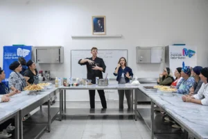 İzmir'de Engelliler Haftası kapsamında düzenlenen tatlı atölyesinde sağır ve işitme engelli kursiyerler ile şef Rıfat Yurttaş bir araya geldi.