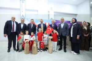 Kocaeli Büyükşehir Belediye Başkanı Tahir Büyükakın, KO-MEK Derince ilçe sergisinde kursiyerlerle bir arada.