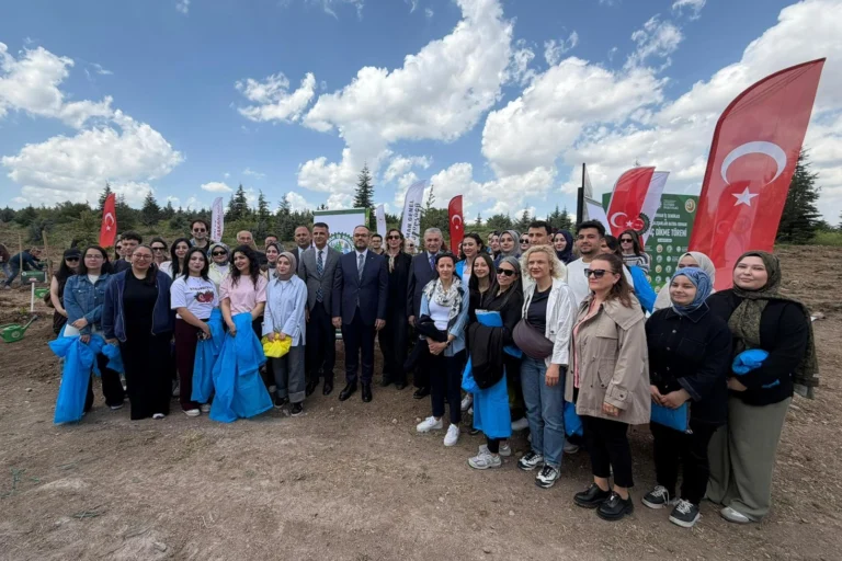 Ankara'da düzenlenen törende medya çalışanları için hatıra ormanı oluşturuldu, fidan dikimi yapıldı.