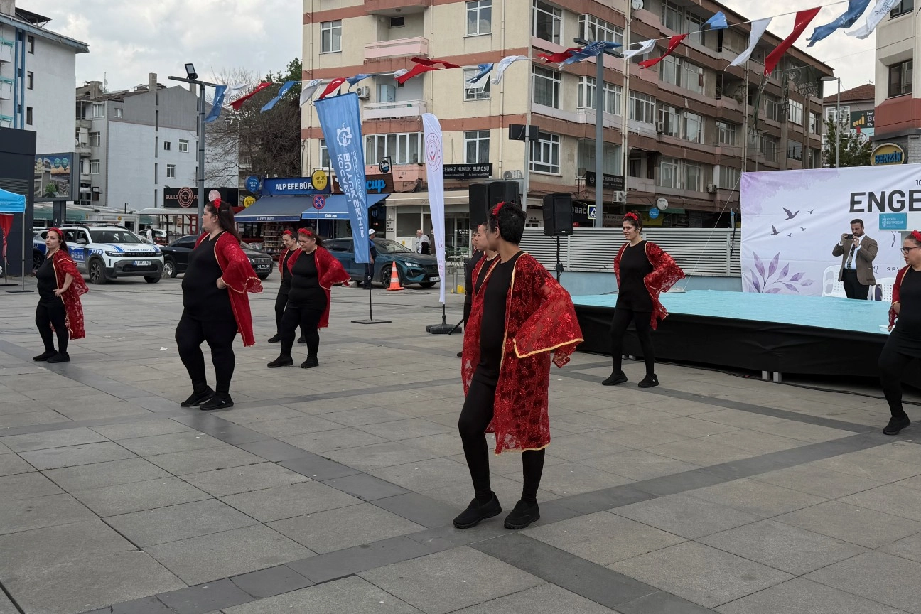 Kocaeli'de düzenlenen Empati Parkuru etkinliğinde vatandaşlar engelli bireylerin yaşadığı zorlukları deneyimliyor.