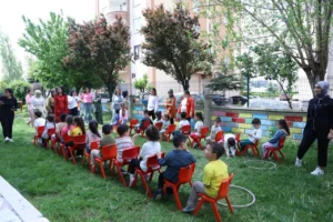 Kayseri Mesleki Eğitim ve Kültür A.Ş. (KAYMEK) tarafından verilen Çocuk Bakım Elemanı Kursu'na katılan kursiyerler, uygulamalı eğitimlerle mesleki becerilerini geliştiriyor.