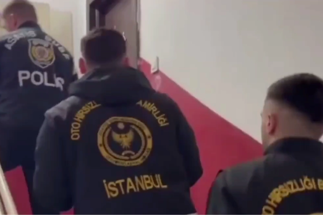 İstanbul merkezli change araç operasyonunda ele geçirilen araçlar ve gözaltına alınan şüpheliler
