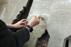 Mudanya'nın kentsel hafızası dijitalleşiyor, Osmanlı mezar taşları ve tarihi çeşmeler kayıt altına alınıyor.