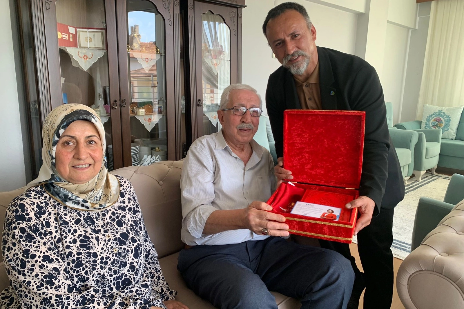İzmit Belediyesi yetkilileri Karamürsel'de yaşayan Kıbrıs gazilerini evlerinde ziyaret ediyor.