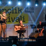 Bornova 19 Mayıs Gençlik Festivali açılışında sahne alan Grup İlyada ve coşkulu kalabalık
