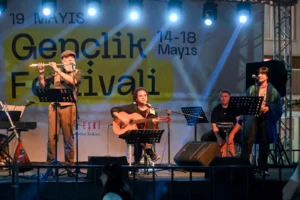 Bornova 19 Mayıs Gençlik Festivali açılışında sahne alan Grup İlyada ve coşkulu kalabalık