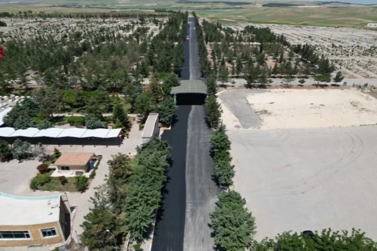 Şanlıurfa Yeni Asri Aile Mezarlığı'nda yenilenen sıcak asfalt yol