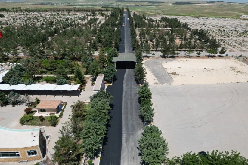 Şanlıurfa Yeni Asri Aile Mezarlığı'nda yenilenen sıcak asfalt yol