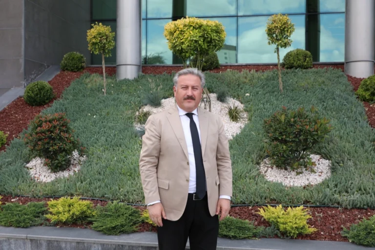 Melikgazi Belediyesi tarafından düzenlenen 2. Geleneksel Havacılık Festivali'nde gökyüzü gösterileri yapılıyor.