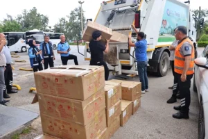 Antalya Otogarı'nda soğuk zinciri bozulmuş 1 ton yoğurda el konulduğu ve halk sağlığı için imha edildiği denetimlerden bir görüntü.