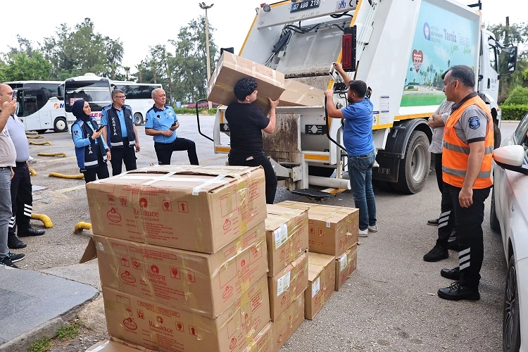 Antalya Otogarı'nda soğuk zinciri bozulmuş 1 ton yoğurda el konulduğu ve halk sağlığı için imha edildiği denetimlerden bir görüntü.