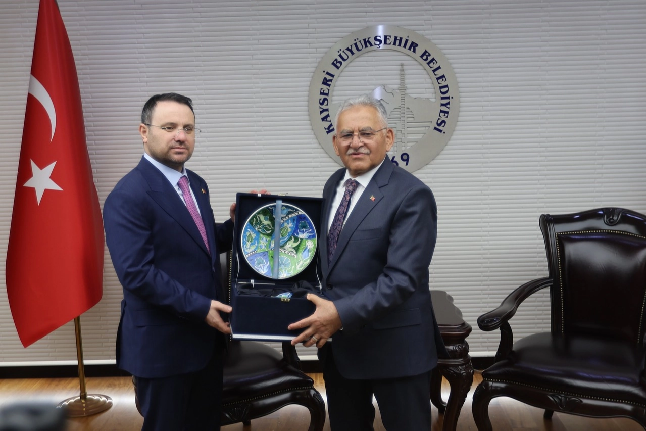 Adalet Bakanı Akın Gürlek, Kayseri Büyükşehir Belediye Başkanı Dr. Memduh Büyükkılıç ile bir araya geldi.