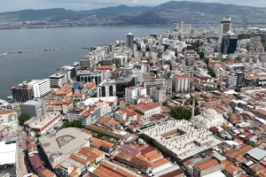 İzmir Yenileniyor platformunun marka tescilini gösteren görsel, kentsel dönüşüm vurgusu