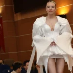 Başkent Üniversitesi mezuniyet defilesinde podyumda yürüyen modeller
