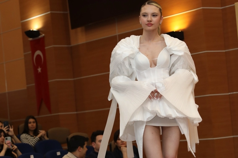 Başkent Üniversitesi mezuniyet defilesinde podyumda yürüyen modeller
