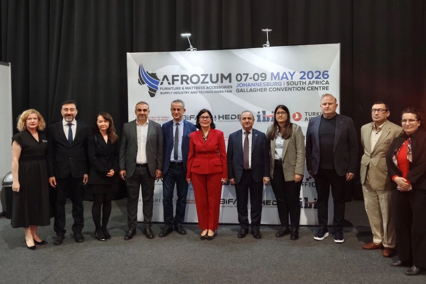 Türk yatak yan sanayi temsilcileri Güney Afrika'da düzenlenen fuarda iş birliği fırsatlarını değerlendiriyor.
