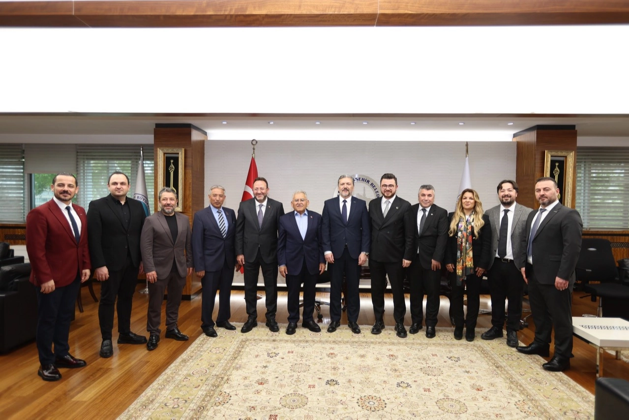 MÜSİAD Hollanda heyeti, Kayseri Büyükşehir Belediye Başkanı Dr. Memduh Büyükkılıç ile bir araya geldi.