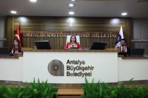 Antalyaspor atkıları takan Antalya Büyükşehir Belediyesi meclis üyeleri