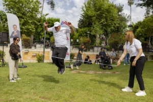 Mersin'de düzenlenen sokak oyunları şenliğinde özel gereksinimli bireyler geleneksel oyunlarla eğleniyor.