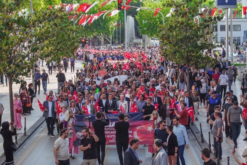 Denizli'de 15 Mayıs Milli Mücadele Günü kutlamaları kapsamında bayraklarla yürüyen vatandaşlar