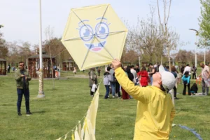 Van'da düzenlenen uçurtma şenliğinde gökyüzünü dolduran rengarenk uçurtmalar ve mutlu çocuklar