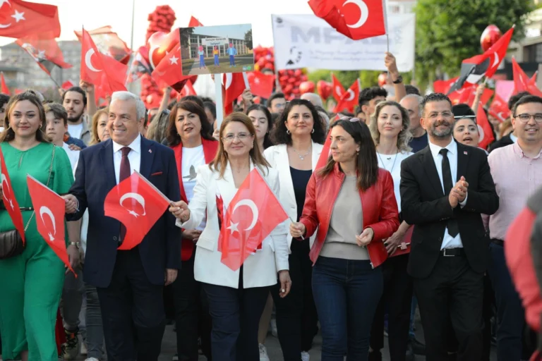 Nilüfer'de 19 Mayıs Atatürk'ü Anma, Gençlik ve Spor Bayramı kutlamaları kapsamında kortej yürüyüşü ve Adamlar konseri düzenlenecek.