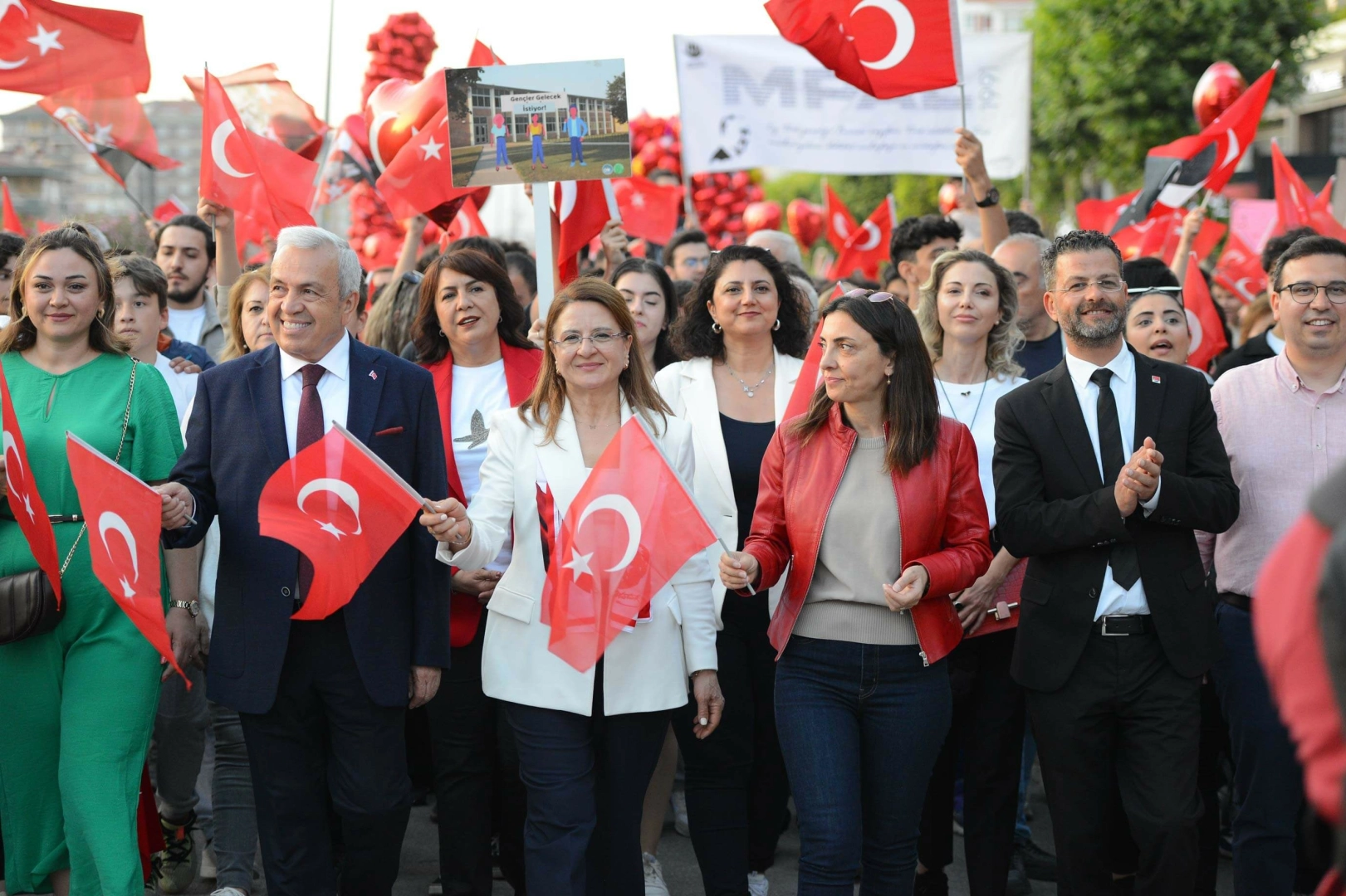 Nilüfer'de 19 Mayıs Atatürk'ü Anma, Gençlik ve Spor Bayramı kutlamaları kapsamında kortej yürüyüşü ve Adamlar konseri düzenlenecek.