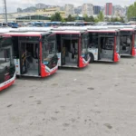 Ankara EGO filosuna eklenen 10 yeni solo tip otobüsün toplu taşımada hizmet verirken çekilmiş fotoğrafı.