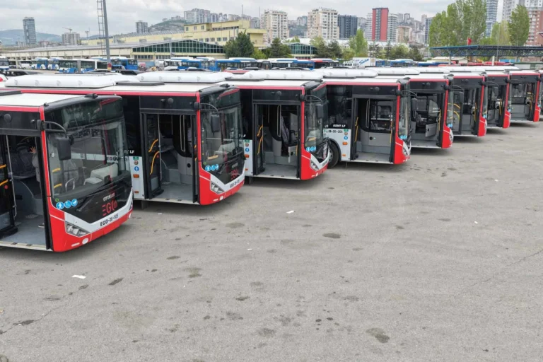 Ankara EGO filosuna eklenen 10 yeni solo tip otobüsün toplu taşımada hizmet verirken çekilmiş fotoğrafı.