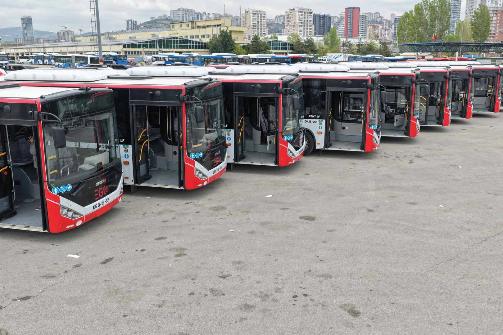 Ankara EGO filosuna eklenen 10 yeni solo tip otobüsün toplu taşımada hizmet verirken çekilmiş fotoğrafı.