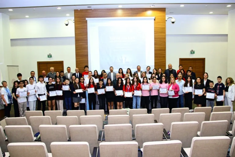 İzmir'de TÜBİTAK 2204 A-B Araştırma Projeleri Yarışması Türkiye Finalleri'nde dereceye giren öğrencilere ödülleri verildi.