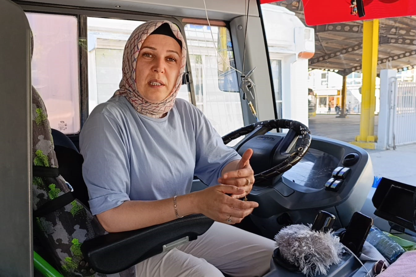 Bursa'da otobüs şoförü Yasemin Alıç, rahatsızlanan yolcuyu acil servise taşıdı.