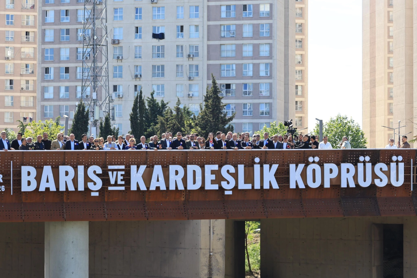 Esenyurt'ta hizmete giren Barış ve Kardeşlik Köprüsü'nün açılışından bir görüntü