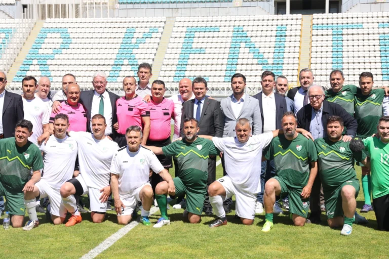 Osmangazi Belediyesi'nin düzenlediği 4. BPFDD Şükrü Şankaya Balkan Master Futbol Turnuvası'nda veteran futbolcular bir araya geldi.