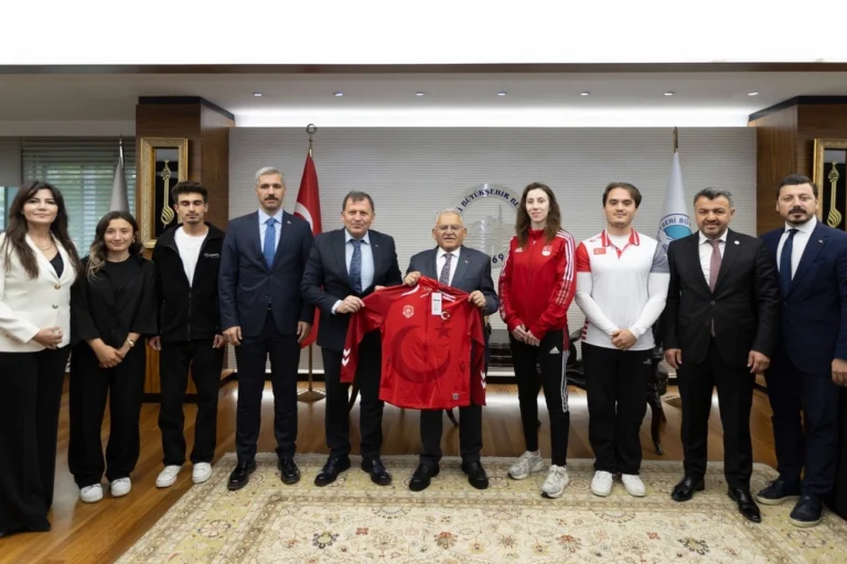 Kayseri Büyükşehir Belediye Başkanı Dr. Memduh Büyükkılıç, Gençlik Haftası kapsamında gençlerle bir araya geldi.
