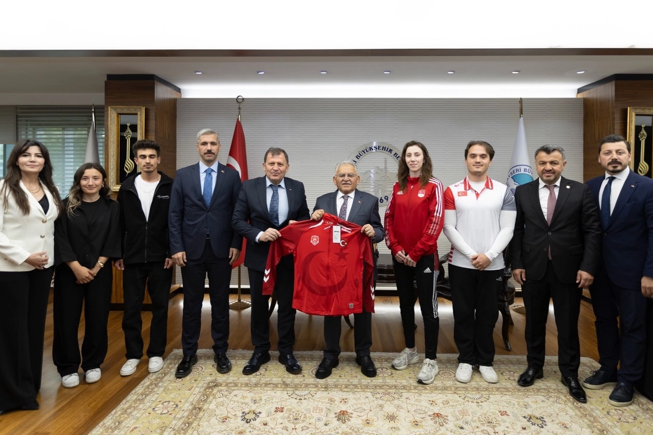 Kayseri Büyükşehir Belediye Başkanı Dr. Memduh Büyükkılıç, Gençlik Haftası kapsamında gençlerle bir araya geldi.