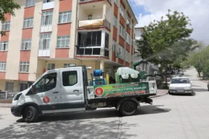 Keçiören Belediyesi, halk sağlığını korumak için sivrisinek ve karasinekle mücadele kapsamında ilaçlama çalışmalarına başladı.