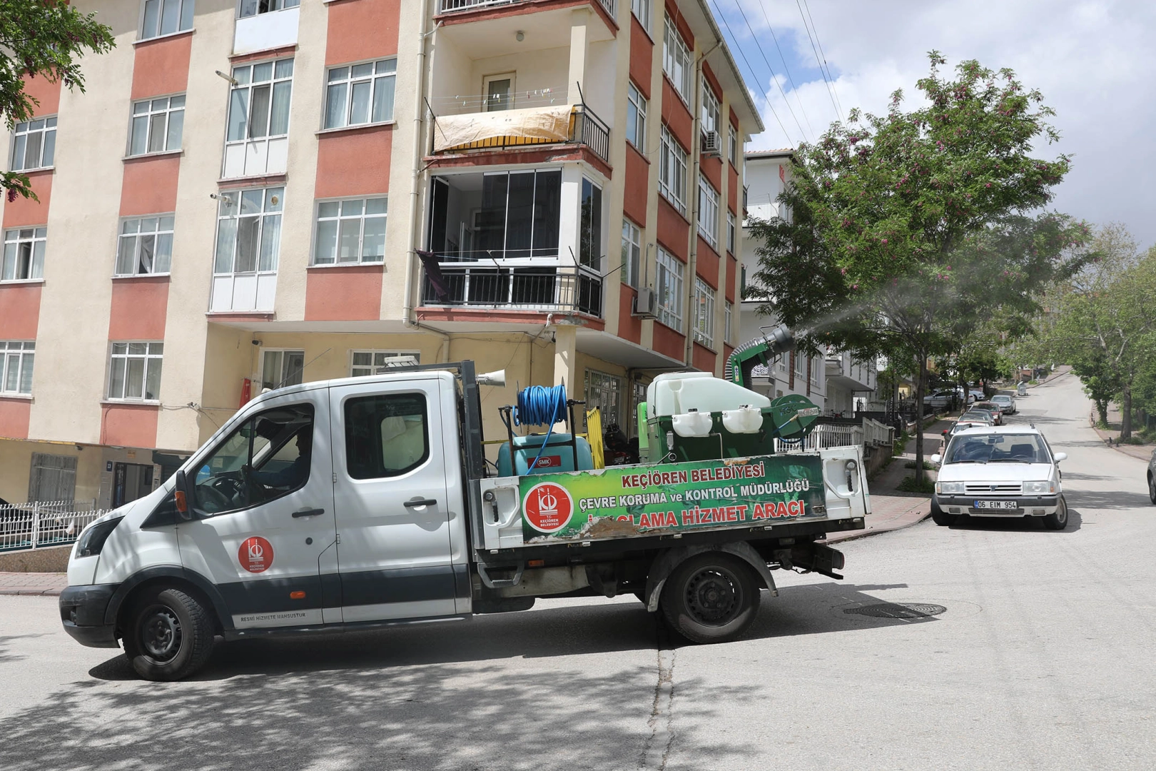 Keçiören Belediyesi, halk sağlığını korumak için sivrisinek ve karasinekle mücadele kapsamında ilaçlama çalışmalarına başladı.