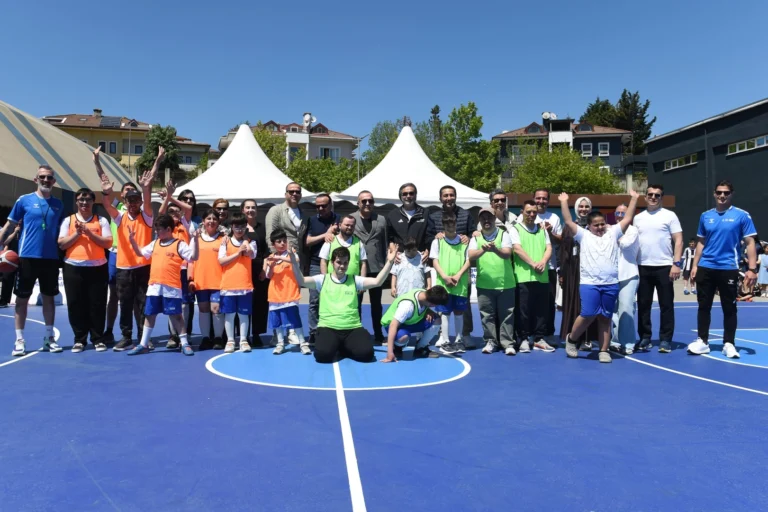 İstanbul'da engelli ve engelsiz sporcuların 'Birlikte Spor' temasıyla bir araya geldiği etkinlikten genel görünüm.