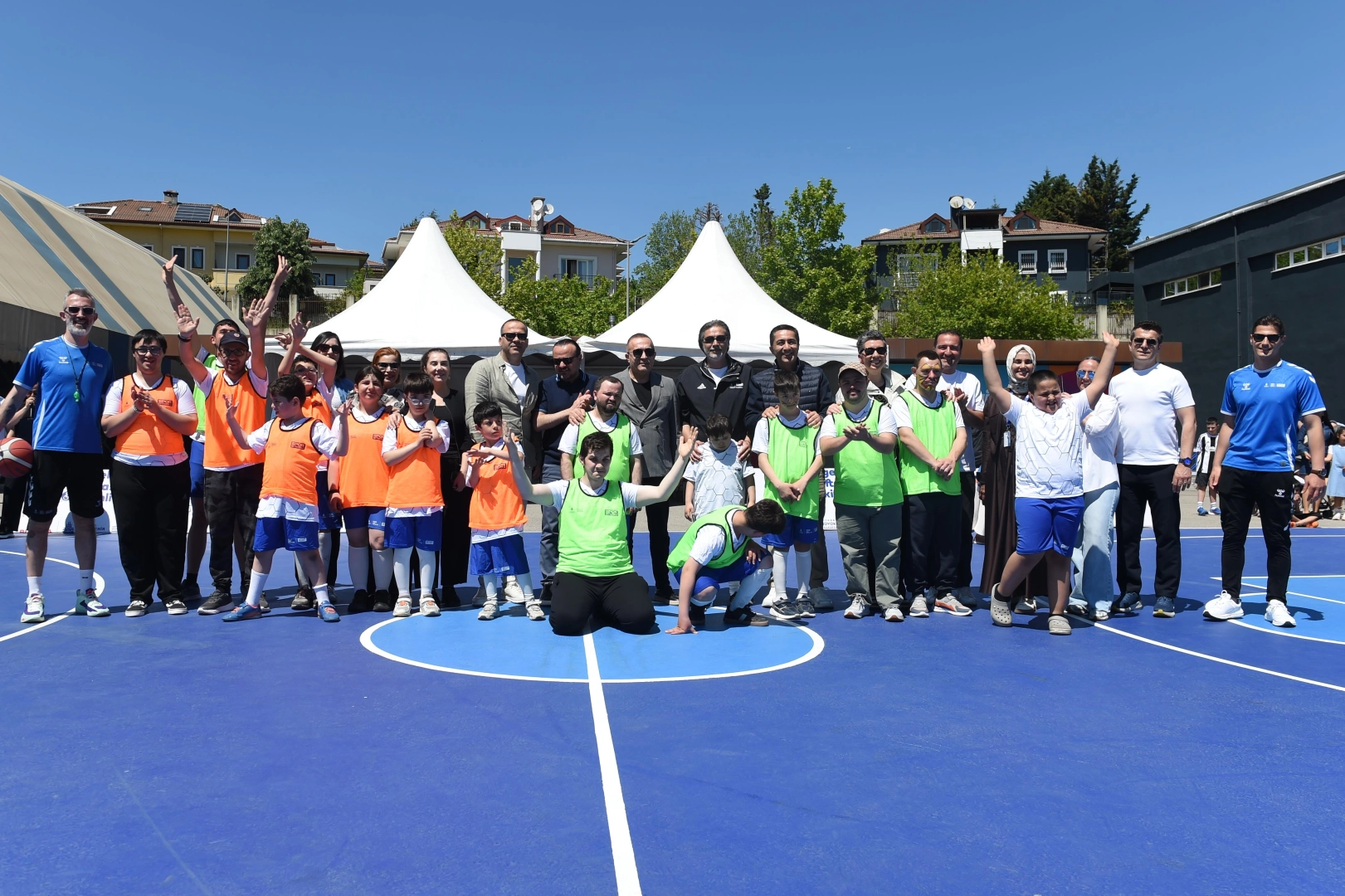 İstanbul'da engelli ve engelsiz sporcuların 'Birlikte Spor' temasıyla bir araya geldiği etkinlikten genel görünüm.