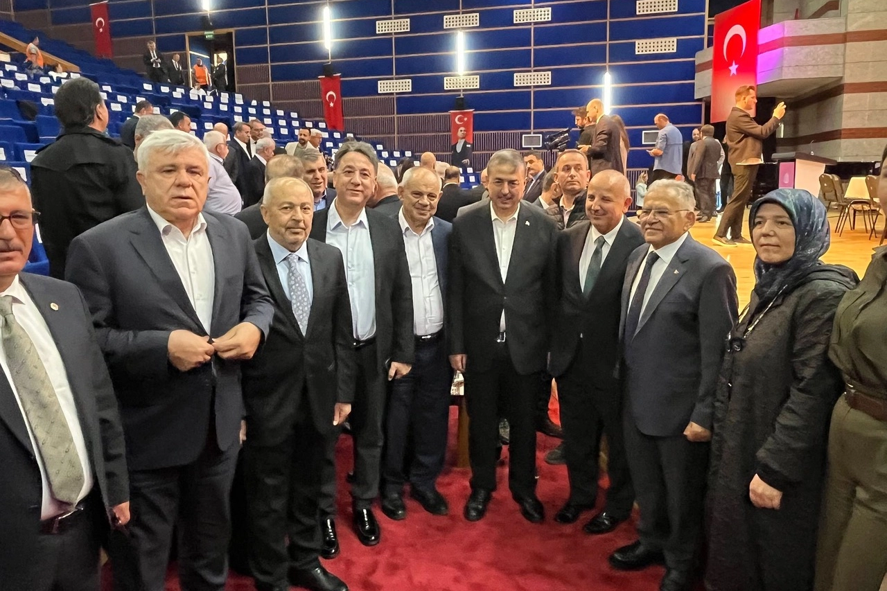 Kayseri Büyükşehir Belediye Başkanı Dr. Memduh Büyükkılıç, Tarihi Kentler Birliği Birlik Meclisi Toplantısı'nda konuşma yaparken