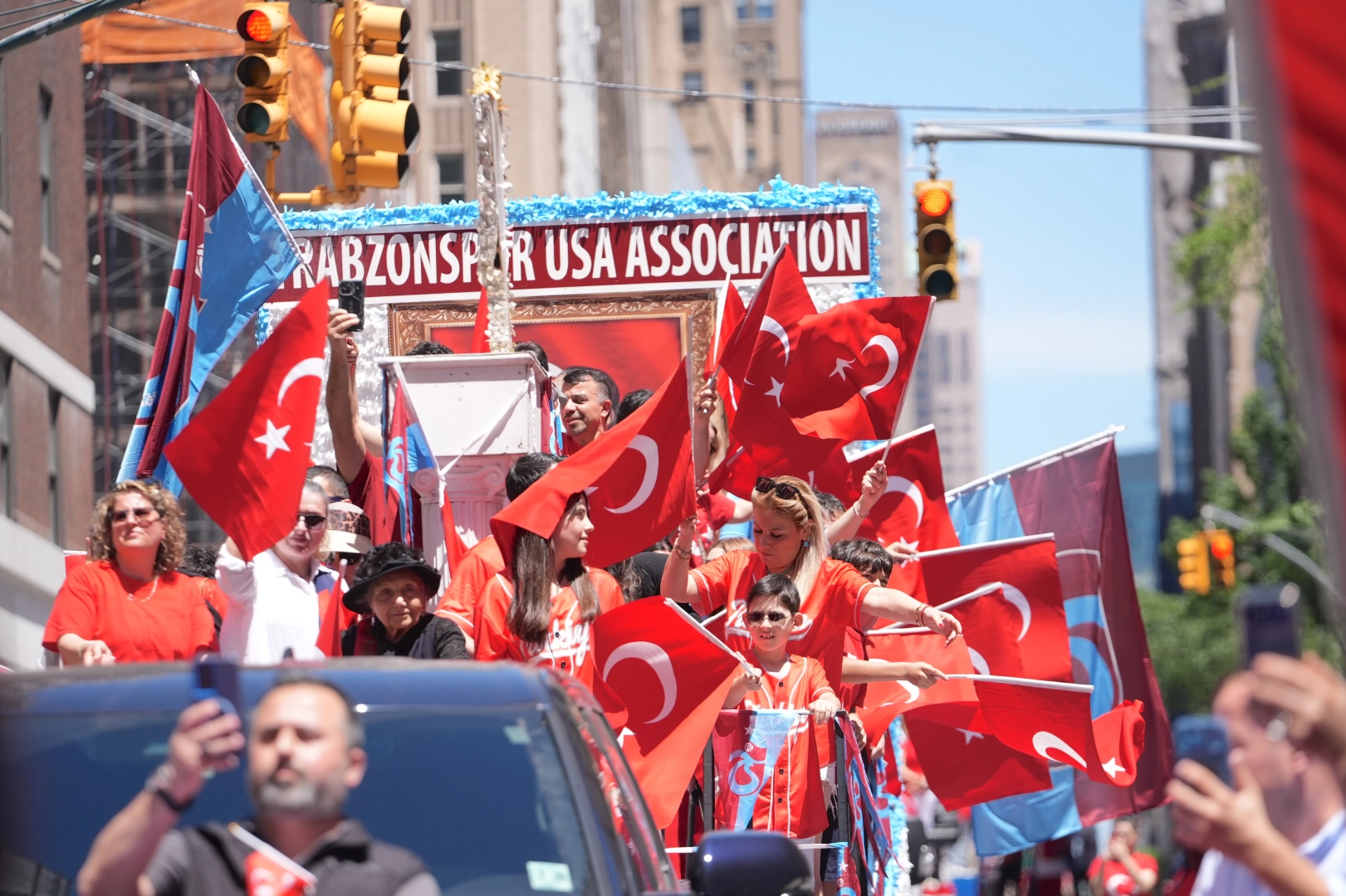New York'ta binlerce kişinin katıldığı coşkulu Türk Günü Yürüyüşü ve Festivali