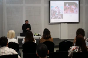 Sanat Tarihçi Şerif Yaşar, Seka Sanat İhtisas Merkezi'nde yaptığı söyleşi sonrası teşekkür aldı.