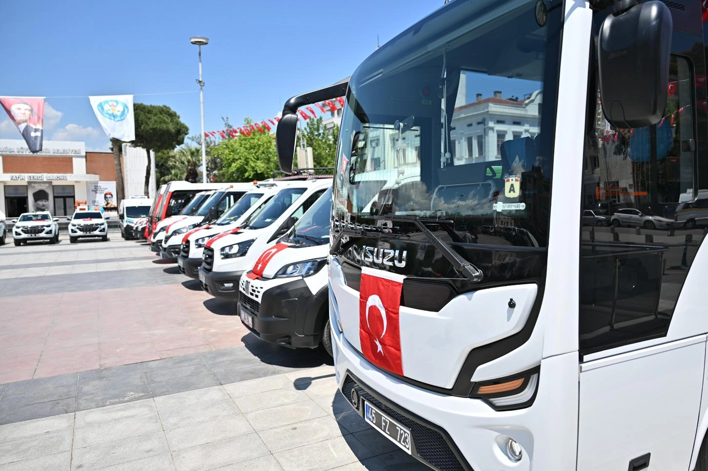 Manisa Büyükşehir Belediyesi, 2.3 milyar TL'lik yatırımla 376 yeni aracı filosuna kattı.