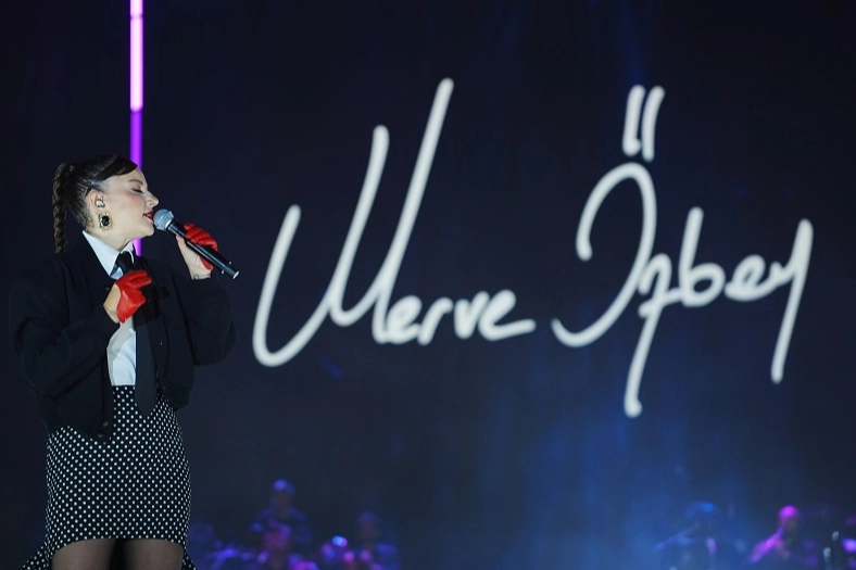 Merve Özbey, Mersin Kültür Yolu Festivali'nde binlerce kişiye konser verdi.