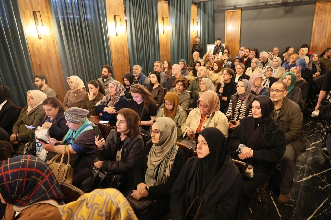 Melikgazi Belediyesi'nde hat sanatı üzerine bir söyleşi düzenlendi.